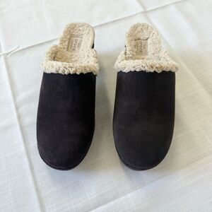 CROCS Sarah Leather Clogs Shearling Lined Mules Brown Shoes Womens Size 7
